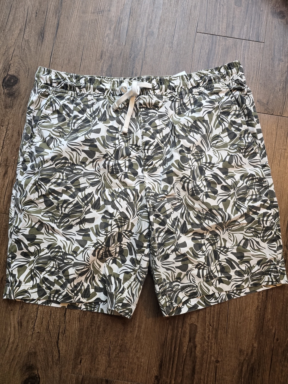 Banana Republic Olive & White Leaf-Print Drawsting Shorts